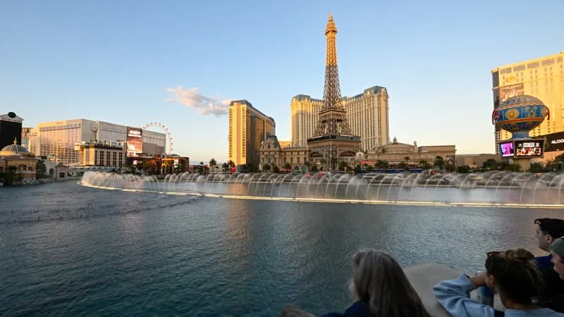 DES BUFFETS À 175 DOLLARS, DES BOUTEILLES D’EAU À 10 DOLLARS… LAS VEGAS EST DEVENUE HORS DE PRIX, PERD DES TOURISTES ET DÉCLINE, LES HÔTELS TENTENT LE PARI TRÈS RISQUÉ DU « ALL INCLUSIVE » BIEN LOIN DE L’ADN DE LA VILLE DU JEU
