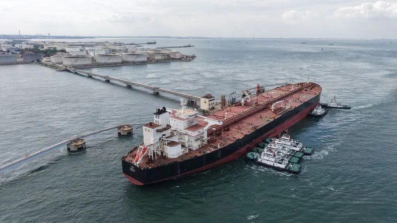 IL Y A MAINTENANT PLUS DE PÉTROLE QUI SORT DU GOLFE… QU’AVANT LA GUERRE EN IRAN: POURQUOI LE BARIL COÛTE-T-IL ALORS 50% PLUS CHER ET LES PRIX À LA POMPE EXPLOSENT?