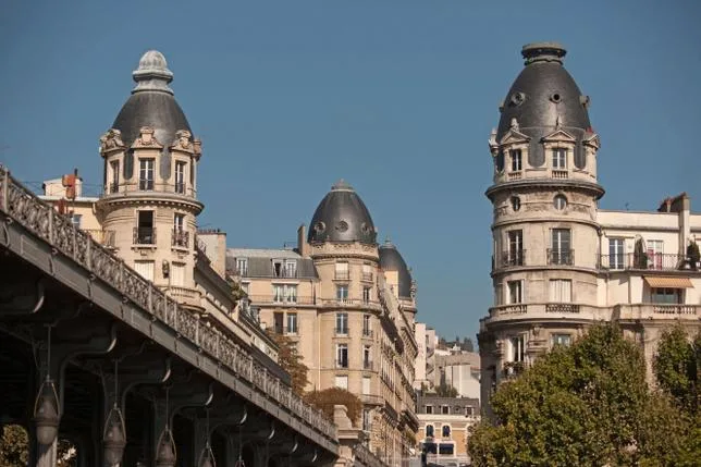 DERRIÈRE LE FASTE DU XVIE ARRONDISSEMENT DE PARIS, UNE AMBIANCE DE VILLAGE