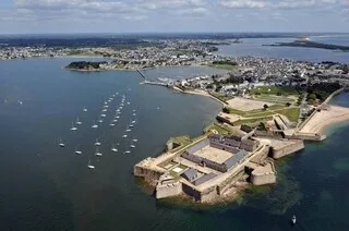 MALESTROIT, PORT-LOUIS, PONT-SCORFF : TROIS CITÉS BRETONNES D’EXCEPTION À DÉCOUVRIR CET ÉTÉ