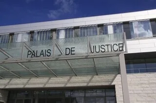 « FAITES VITE, IL VA DÉFONCER LA PORTE » : 21 MIN D’UN HUIS CLOS GLAÇANT POUR UNE FEMME RÉFUGIÉE DANS SA SALLE DE BAINS