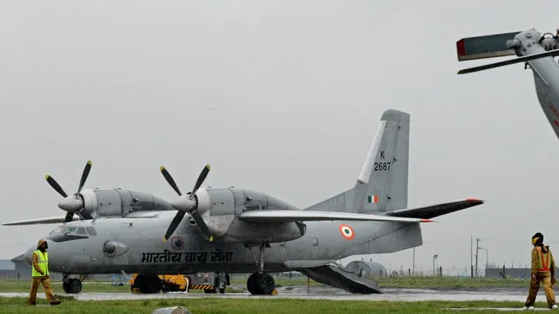 UN AVION DE TRANSPORT DE L’ARMÉE DE L’AIR S’ÉCRASE EN INDE À L’ATTERRISSAGE