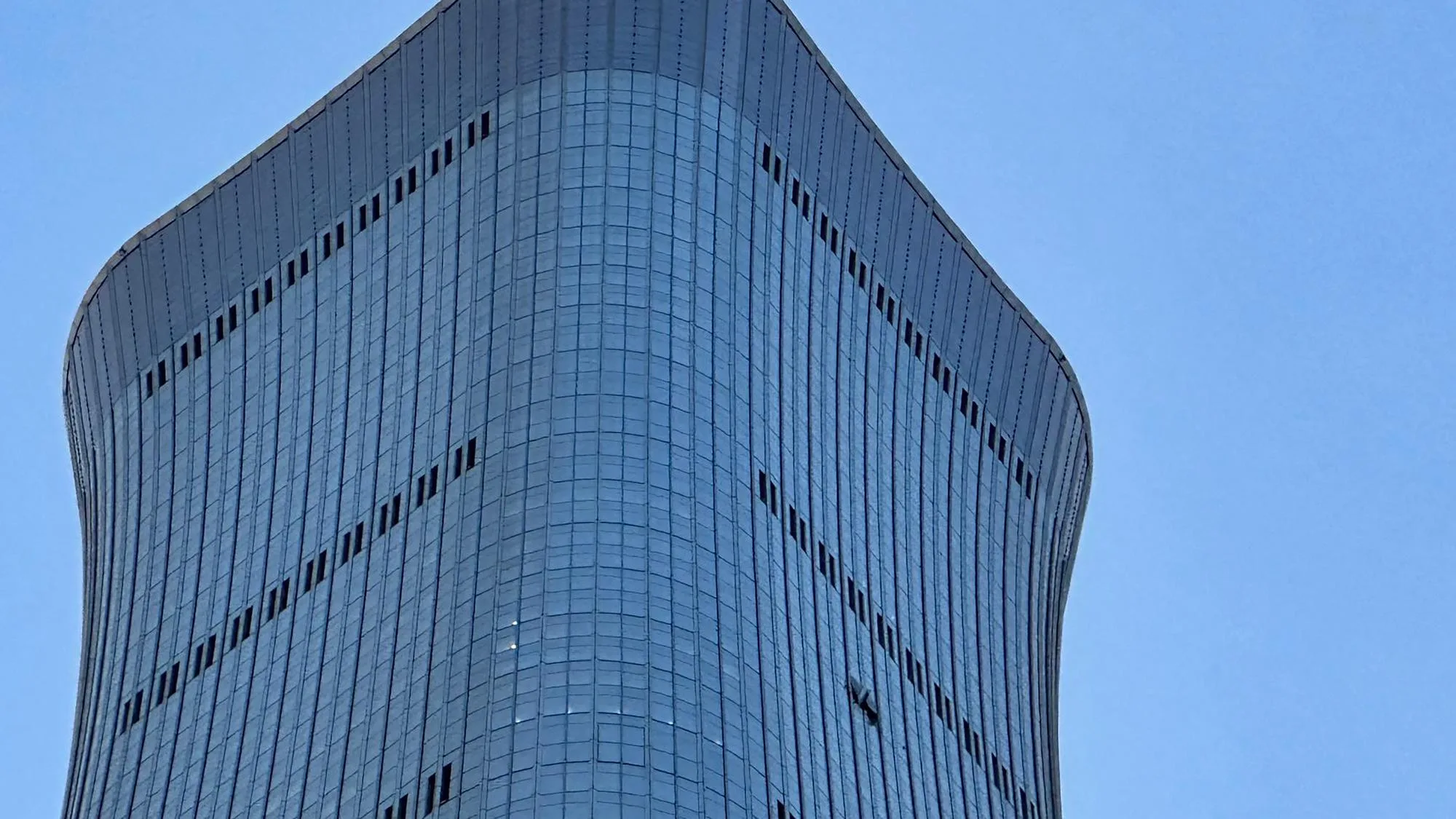 À PÉKIN, LE CRASH D’UN PETIT AVION DANS LA TOUR CITIC, LA PLUS HAUTE DE LA VILLE, SUSCITE LA STUPÉFACTION