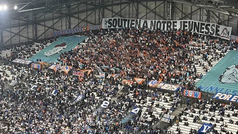 OM-OLYMPIACOS: « SOUTIEN À NOTRE JEUNESSE », LES SUPPORTERS MARSEILLAIS SOLIDAIRES DU MOUVEMENT LYCÉEN