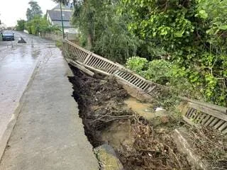 BARRIÈRE D’UN PONT EFFONDRÉE, CAVES INONDÉES, JARDINS DÉVASTÉS : GROS DÉGÂTS À L’OUEST DE RENNES APRÈS DE FORTES PLUIES