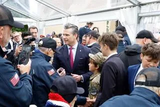 82E D-DAY : AU CIMETIÈRE MILITAIRE AMÉRICAIN DE COLLEVILLE-SUR-MER, PETE HEGSETH PARLE DE GUERRE À UNE CÉRÉMONIE DE PAIX