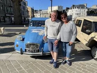 ATTEINT DE LA MALADIE DE PARKINSON, IL FAIT UN TOUR DE FRANCE EN 2 CV AVEC SA FEMME ET REPREND DU JEAN-JACQUES GOLDMAN