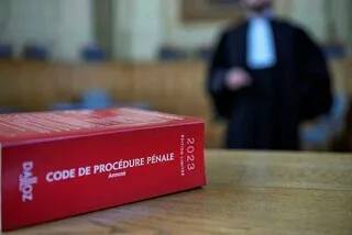 EN DÉSACCORD SUR L’HEURE DE COUCHER DE LEUR ENFANT, IL MENACE DE MORT SA CONJOINTE AINSI QUE LA VOISINE