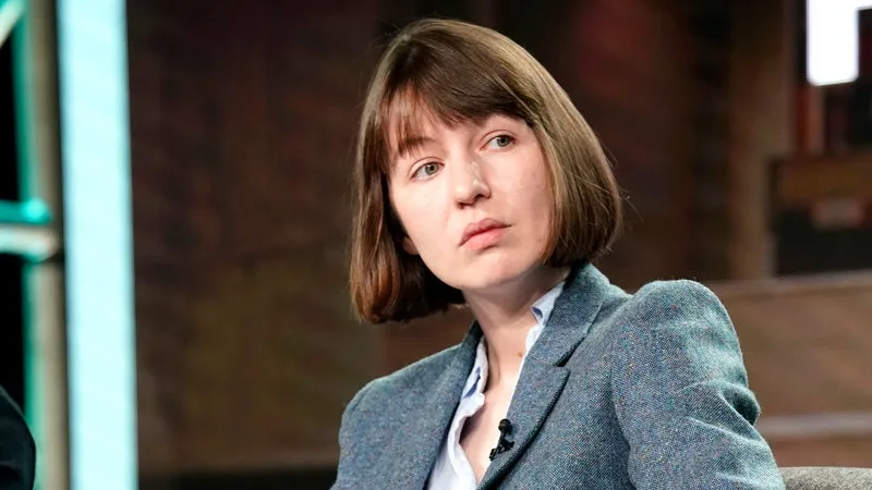 « J’ASSUME LES CONSÉQUENCES »: SALLY ROONEY RÉAGIT AU RETRAIT DE SES LIVRES DES RAYONS BRITANNIQUES APRÈS SON SOUTIEN À PALESTINE ACTION