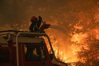 INCENDIES EN GIRONDE ET DANS LES LANDES : QU’EST-CE QU’UN FEU CONVECTIF, QUI COMPLIQUE L’INTERVENTION DES AUTORITÉS ?
