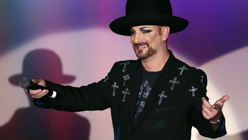 BOY GEORGE SE RETIRE DE LA COMÉDIE MUSICALE « JESUS CHRIST SUPERSTAR » APRÈS UNE CHANSON EN SOUTIEN À L’ACTION D’ISRAËL À GAZA