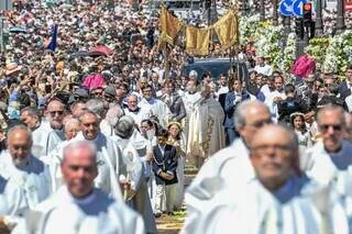 REPORTAGE. « ÇA DONNE LA CHAIR DE POULE » : À MADRID, LA FOULE CONQUISE PAR LE PAPE LÉON XIV LORS DE LA GRANDE MESSE