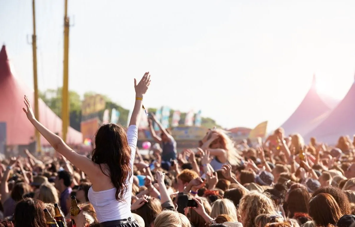 CANICULE : « CHANGER UNE DATE, C’EST UN VRAI SUJET »… EST-CE QUE L’ÉTÉ SERA TOUJOURS LA SAISON DES FESTIVALS ?