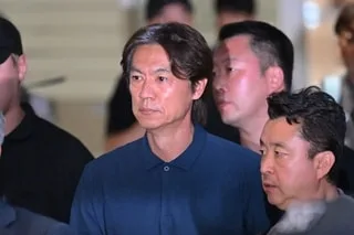 COUPE DU MONDE. SOUS LE FEU DES CRITIQUES, L’EX-SÉLECTIONNEUR SUD-CORÉEN HONG MYUNG-BO SE RÉFUGIE AUX ÉTATS-UNIS