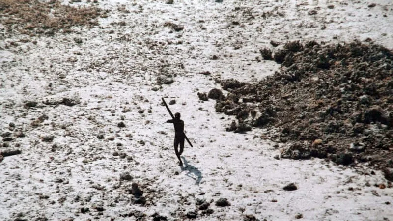ARRÊTÉ IL Y A UN AN POUR AVOIR DÉBARQUÉ SUR L’ÎLE DE NORTH SENTINEL OÙ VIT LE PEUPLE LE PLUS ISOLÉ DU MONDE, UN YOUTUBEUR AMÉRICAIN S’EXPLIQUE