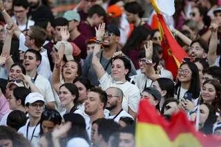 REPORTAGE. « MODERNE », « HUMBLE », « COURAGEUX » : LES JEUNES CONQUIS PAR LE PAPE LÉON XIV À MADRID