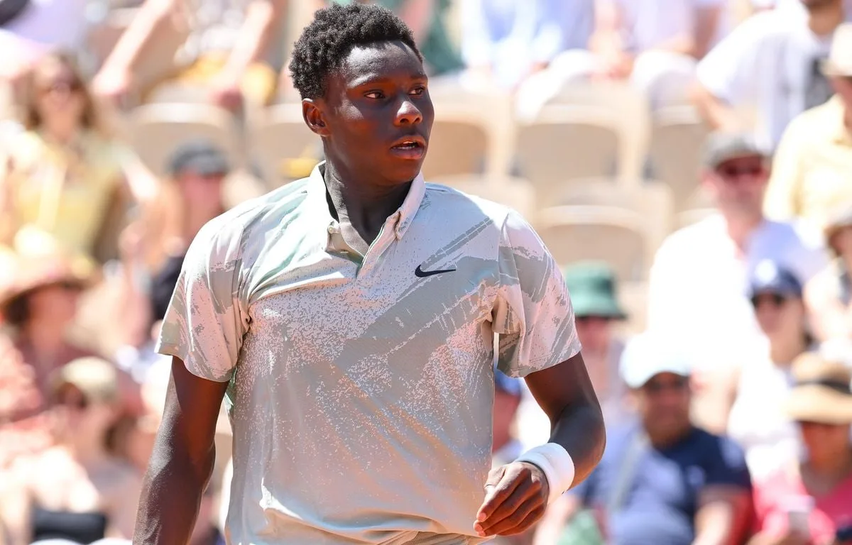 EN DIRECT ROLAND-GARROS 2026 : MOÏSE KOUAME VEUT ENFLAMMER LE LENGLEN, SINNER ATTAQUE DÈS MIDI SUR LE CENTRAL… SUIVEZ CE JEUDI DE TENNIS AVEC NOUS…