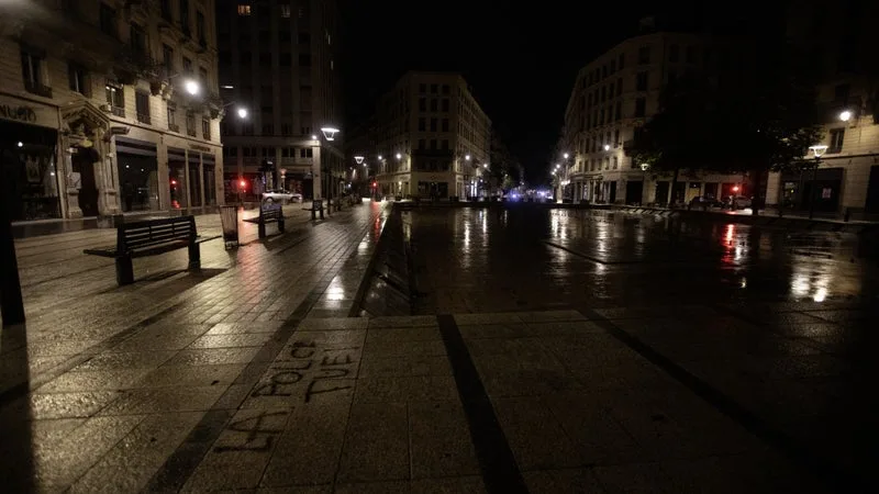 « UNE FORME DE PUNITION COLLECTIVE »: LA GAUCHE CRITIQUE FACE À L’INSTAURATION DE COUVRE-FEUX DANS PLUSIEURS VILLES
