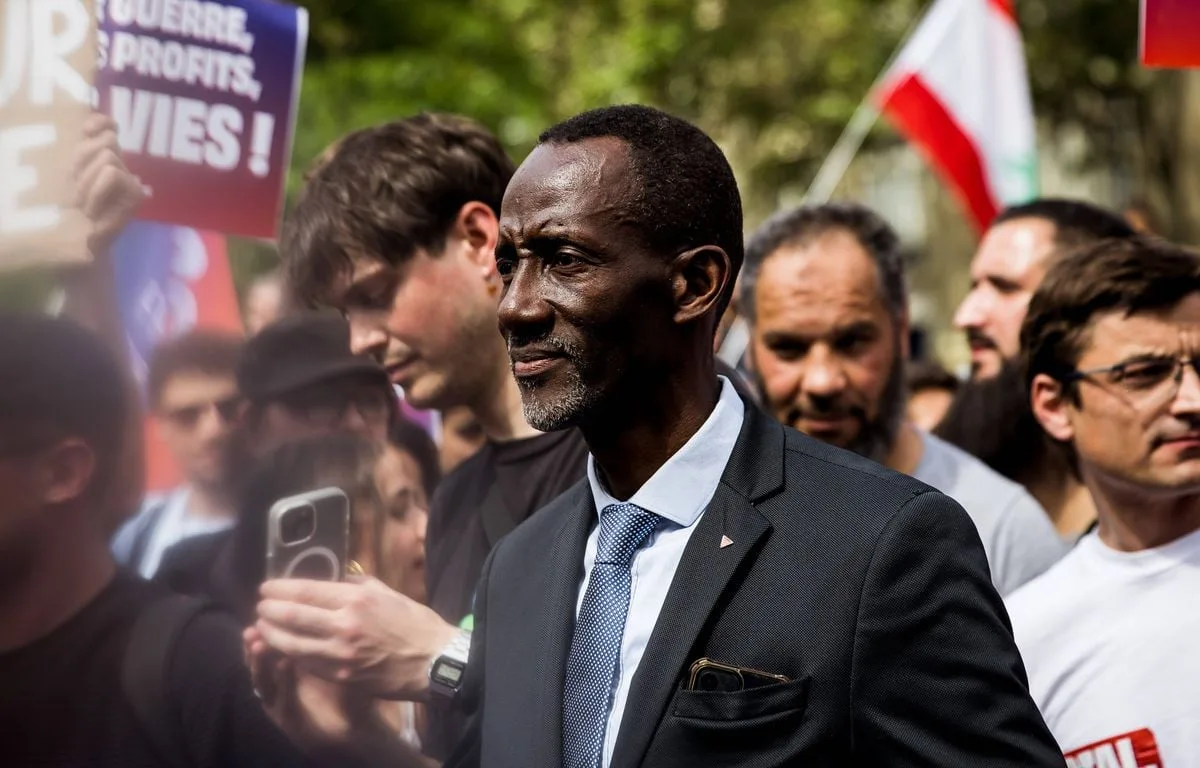 SAINT-DENIS : « NOUS L’ASSUMONS PLEINEMENT »… LE PORTRAIT DE MACRON RESTERA DÉCROCHÉ, CONFIRME LE MAIRE BAGAYOKO