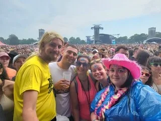 « QU’IMPORTE LA PLUIE, ON NE BOUGERA PAS » : AUX VIEILLES CHARRUES, LES FANS DE KATY PERRY ONT SEPT HEURES D’AVANCE