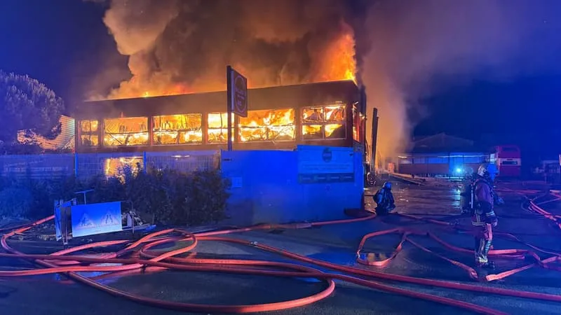 UN INCENDIE RAVAGE UN COMPLEXE DE RESTAURANTS À LA SEYNE-SUR-MER