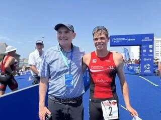 TRIATHLON. « BONNE FÊTE PAPA ! » : ÉTIENNE LE ROUX S’IMPOSE À QUIBERON SOUS LES YEUX DE SON PÈRE, MAIRE DE LA COMMUNE