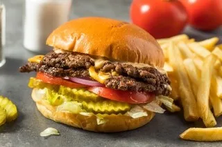 « FAUT QU’ON PARLE » : FAUT-IL TAXER LES FAST-FOODS ? PARTICIPEZ AU DÉBAT