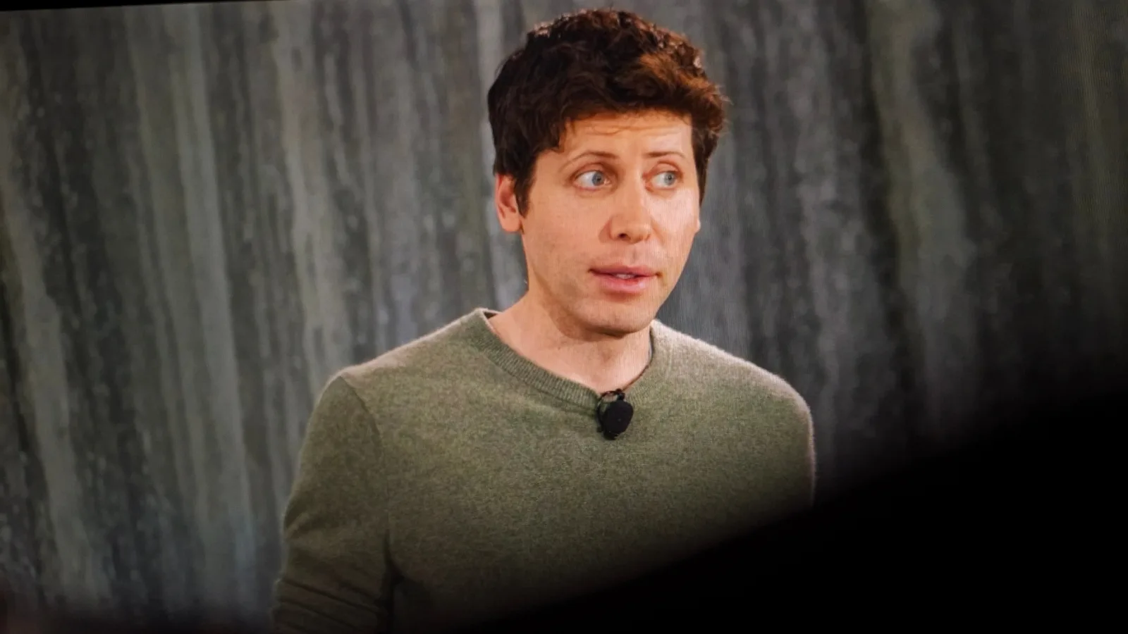 SOYEZ RASSURÉ ! SAM ALTMAN EST PERSUADÉ QUE L’IA NE CAUSERA AUCUNE « APOCALYPSE DE L’EMPLOI »…