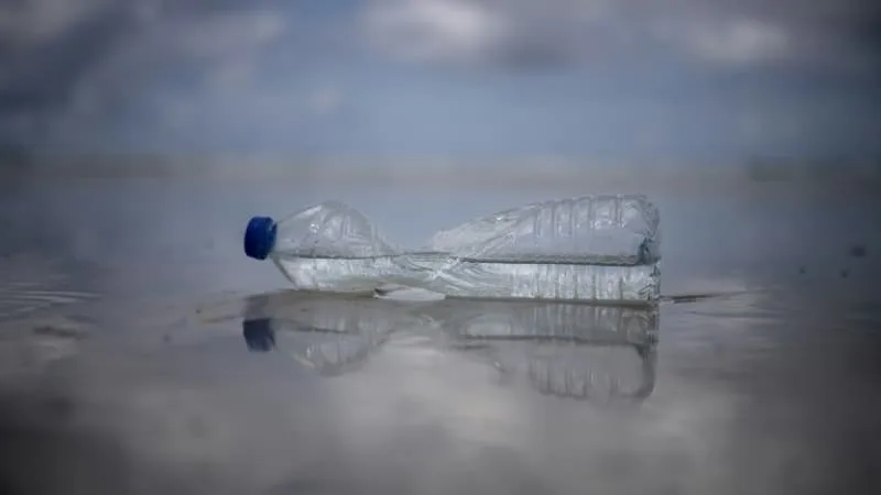 ELLE POURRAIT AUGMENTER DE 20%: LA TAXE SUR LES ORDURES MÉNAGÈRES RISQUE DE FLAMBER À CAUSE D’UNE NOUVELLE CONSIGNE SUR LES BOUTEILLES EN PLASTIQUE (SOUHAITÉE PAR EMMANUEL MACRON QUI VEUT ATTEINDRE DES OBJECTIFS EUROPÉENS DE RECYCLAGE)