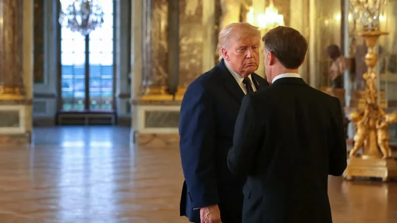 DE L’OPÉRATION « FUREUR ÉPIQUE » À LA SIGNATURE SURPRISE D’UN ACCORD À VERSAILLES, LE RÉCIT DE TROIS MOIS DE GUERRE EN IRAN QUI ONT TOURNÉ AU BOURBIER POUR DONALD TRUMP