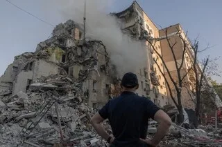 ATTAQUE RUSSE MASSIVE SUR KIEV : LE BILAN S’ALOURDIT À 13 MORTS ET 86 BLESSÉS, UNE JOURNÉE DE DEUIL ANNONCÉE