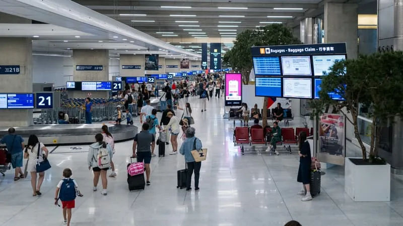 INDEMNISATION EN CAS DE RETARD MAINTENUE, SIÈGE SANS FRAIS À CÔTÉ DES ENFANTS… ALORS QUE LES COMPAGNIES AÉRIENNES VOULAIENT LES LIMITER, LES DROITS DES PASSAGERS FINALEMENT RENFORCÉS PAR LE PARLEMENT EUROPÉEN