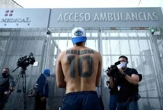 PROCÈS MARADONA. « L’HOSPITALISATION N’AURAIT JAMAIS DÛ AVOIR LIEU » : LES SOINS À DOMICILE AU CŒUR DES POLÉMIQUES