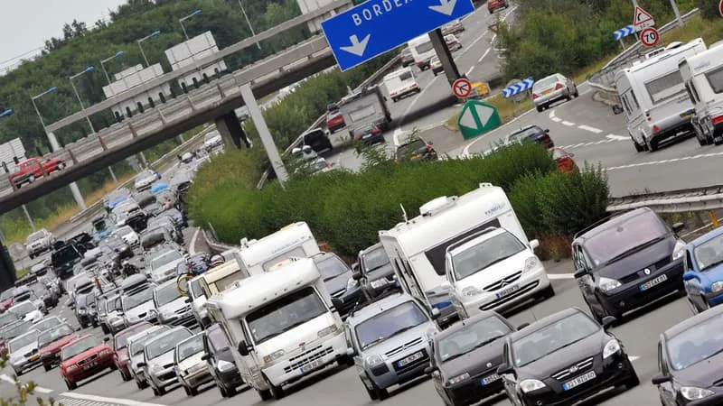 CARBURANT, PÉAGES… PARTIR EN VACANCES AVEC SA VOITURE COÛTE 40% PLUS CHER QU’IL Y A 10 ANS