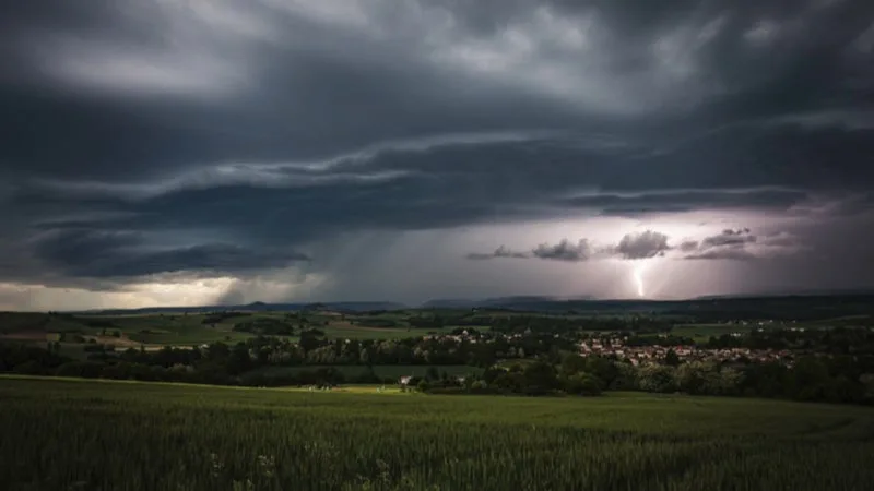 CUMULS DE PLUIE IMPORTANTS, VENTS FORTS… À QUOI FAUT-IL S’ATTENDRE CE LUNDI DANS LE SUD DE LA FRANCE AVEC L’ÉPISODE MÉDITERRANÉEN?