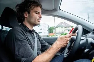 « UN MORT CHAQUE SEMAINE SUR LES ROUTES… » : DANS CE DÉPARTEMENT, TÉLÉPHONER AU VOLANT SERA-T-IL BIENTÔT INTERDIT ?