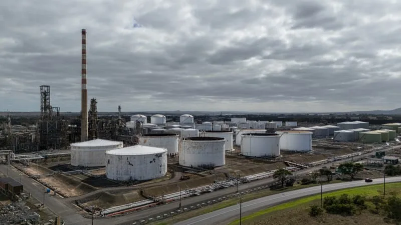 L’AUSTRALIE NE RAFFINE QUE 20% DU PÉTROLE QU’ELLE CONSOMME: LE PAYS ENVISAGE DE CONSTRUIRE SA PREMIÈRE RAFFINERIE DE PÉTROLE DEPUIS 60 ANS POUR RÉDUIRE SA DÉPENDANCE AUX IMPORTATIONS DEPUIS LE DÉTROIT D’ORMUZ