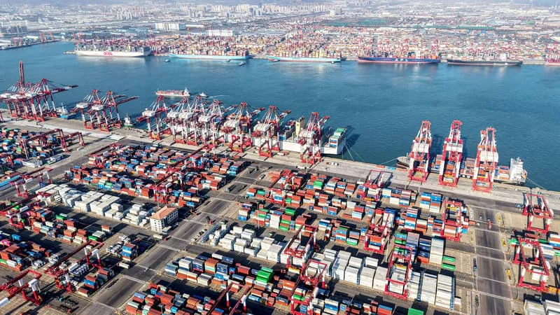LA CHINE ENREGISTRE SON PLUS FAIBLE TAUX DE CROISSANCE DEPUIS PLUS DE TROIS ANS, DE 4,3% AU DEUXIÈME TRIMESTRE, PLOMBÉ PAR SA DEMANDE INTÉRIEURE (SES IMPORTATIONS DE PÉTROLE RESTENT HISTORIQUEMENT BASSES)
