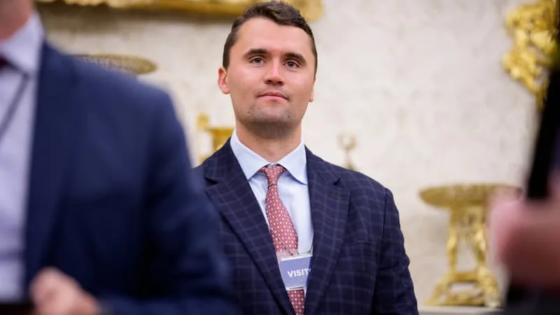 EMPRISONNÉ PLUS D’UN MOIS APRÈS UN MESSAGE IRONIQUE SUR L’ASSASSINAT DE CHARLIE KIRK, UN AMÉRICAIN STOPPE SES POURSUITES POUR « DÉTENTION ILLÉGALE » ET EMPOCHE PLUS DE 800.000 DOLLARS