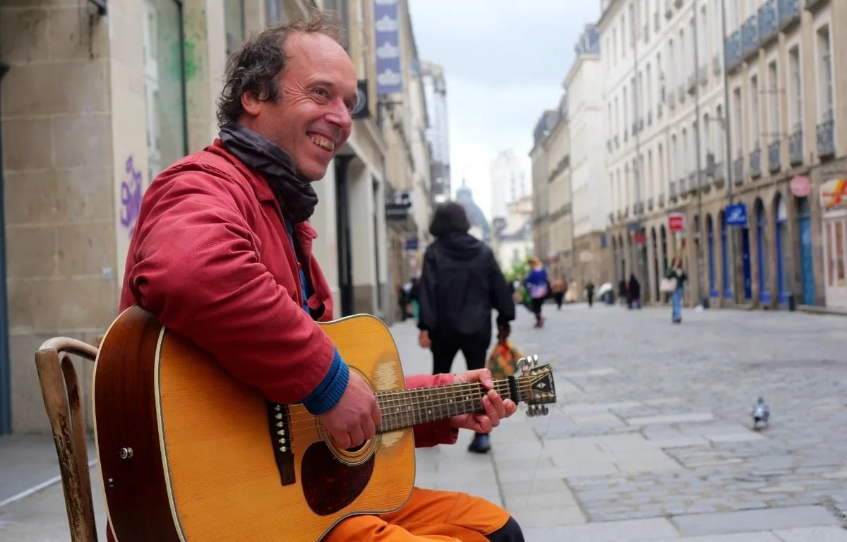 RENNES : « C’EST UN TEXTE QUI ME VISE »… CHANTEUR DE RUE DEPUIS TRENTE ANS, RODRIGUE EN LUTTE CONTRE UN NOUVEL ARRÊTÉ