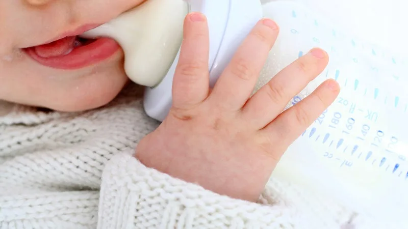ATTENTION, CES LAITS POUR BÉBÉ VENDUS CHEZ LECLERC ET AUCHAN ONT UN GOÛT DE… POISSON, N’EN DONNEZ PAS À VOTRE ENFANT