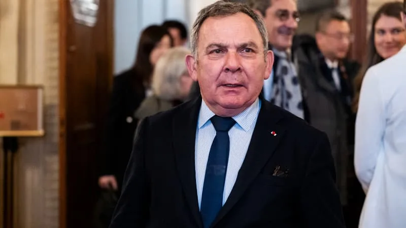 APRÈS LA MISE EN EXAMEN DU SÉNATEUR LR FRANCIS SZPINER, LE PARQUET DEMANDE UNE NOUVELLE LEVÉE DE SON IMMUNITÉ PARLEMENTAIRE POUR « ENVISAGER UNE MESURE DE SÛRETÉ »