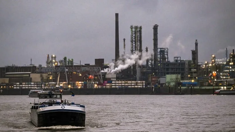 LA CHALEUR ET LA SÉCHERESSE NE PLANENT PAS QU’AU-DESSUS DE LA FRANCE : EN ALLEMAGNE, LE RHIN EST REDEVENU SI BAS QUE LES PÉTROLIERS DOIVENT S’ALLÉGER POUR PASSER
