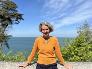 « JE NE ME LASSE PAS DU PAYSAGE » : BRIGITTE RICHARD, CONSERVATRICE DU MUSÉE DIOR, RACONTE SON COUP DE FOUDRE POUR LA MANCHE