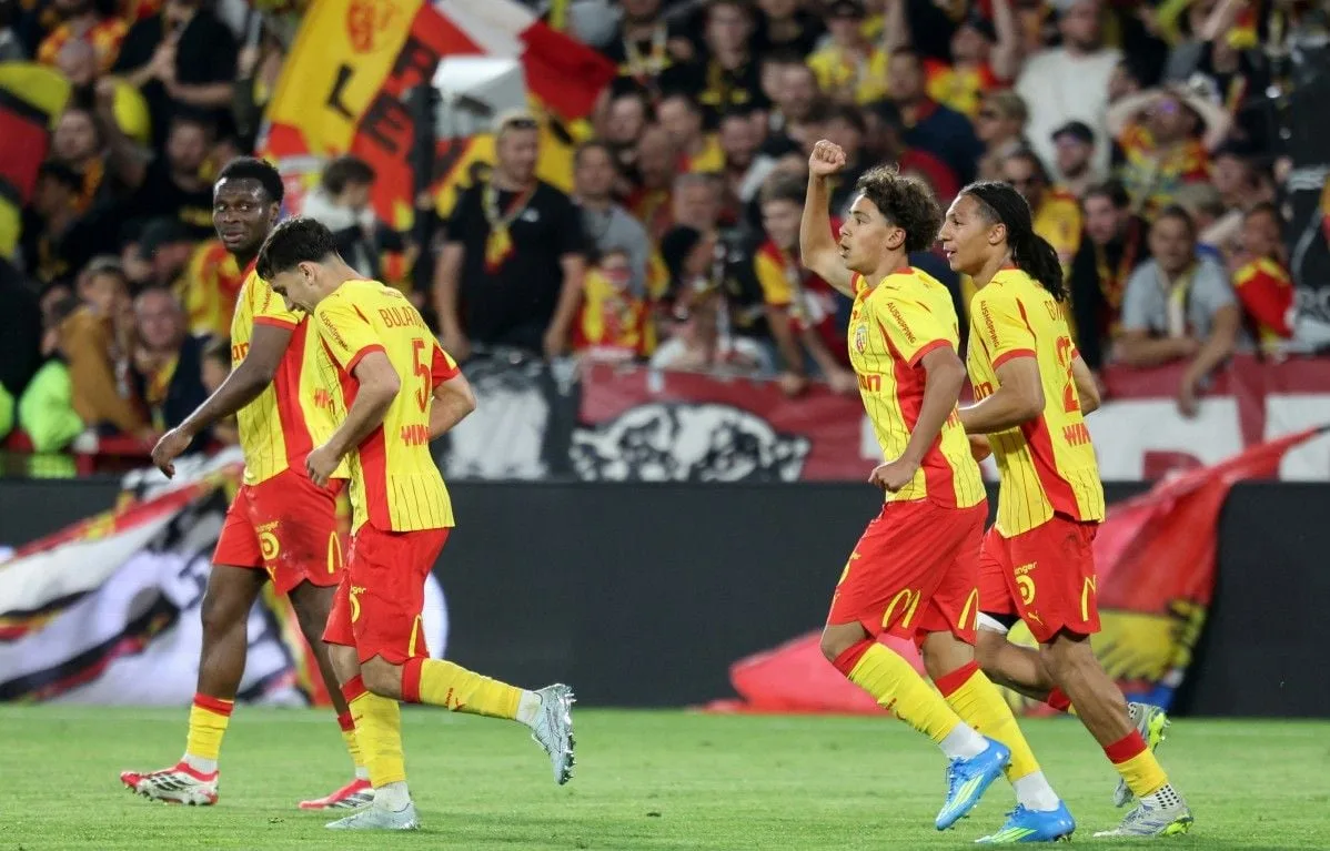 RC LENS : SEIZE ANS, ONZE SECONDES EN PRO ET UN BUT QUI ENVOIE LENS EN C1… LA FOLLE HISTOIRE DE MEZIAN MESLOUB