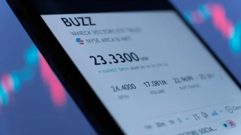 INVESTIR 50 EUROS PAR MOIS DANS UN ETF POUR ÊTRE MILLIONNAIRE À LA RETRAITE? BEAUCOUP DE JEUNES EN RÊVENT MAIS SELON CET EXPERT LE CALCUL N’EST PAS TOUT À FAIT JUSTE
