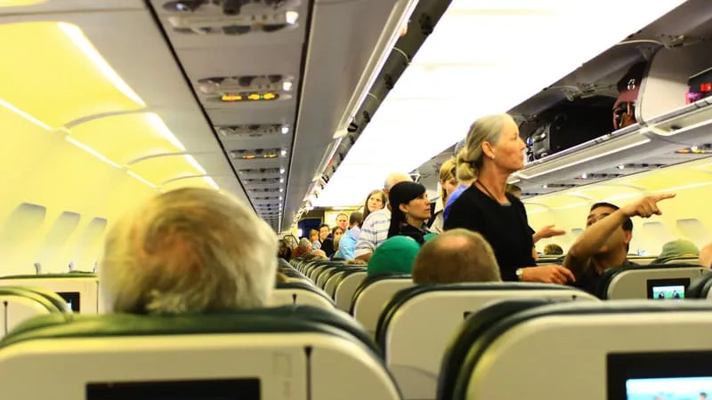 UN INCIDENT TOUS LES 355 VOLS: IVRESSE, BAGARRES, INSULTES… LES INCIVILITÉS À BORD DES AVIONS TOUJOURS PLUS NOMBREUSES MAIS LES COMPAGNIES REFUSENT SOUVENT D’INDEMNISER LES AUTRES PASSAGERS LÉSÉS (ALORS QU’ILS Y ONT DROIT)