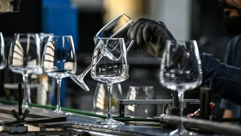 L’ÉTAT INVOQUE « DES CONTRAINTES BUDGÉTAIRES »: LES INDUSTRIELS FRANÇAIS DU VERRE RÉCLAMENT LE MÉCANISME DE COMPENSATION CARBONE SANS QUOI DES FOURS RISQUENT DE FERMER