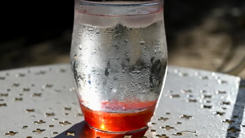 CHALEUR: PEUT-ON REFUSER DE VOUS SERVIR GRATUITEMENT UN VERRE D’EAU DU ROBINET AU RESTAURANT?