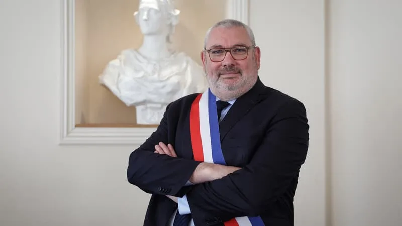 « UN CHOIX POLITIQUE ASSUMÉ »: LE MAIRE RN DE CARCASSONNE REFUSE DE PRÊTER DES LOCAUX POUR LE VOTE DES ALGÉRIENS